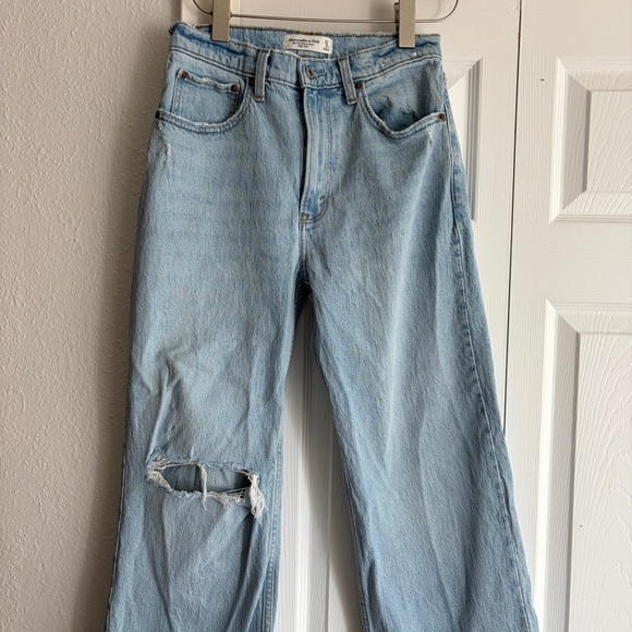 Abercrombie & Fitch 26” Inseam The 90s Relaxed Jean Hivh Rise Light Wash Busted - Picture 3 of 7